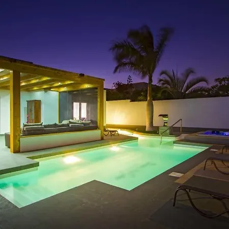 In Playa Blanca Sleeps 8 Includes Swimming Pool Air Con And Wifi Villa *