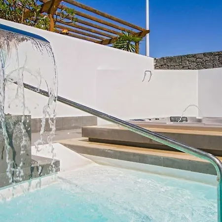 In Playa Blanca Sleeps 8 Includes Swimming Pool Air Con And Wifi Villa Playa Blanca (Lanzarote)