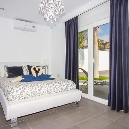 Villa In Playa Blanca Sleeps 8 Includes Swimming Pool Air Con And Wifi *
